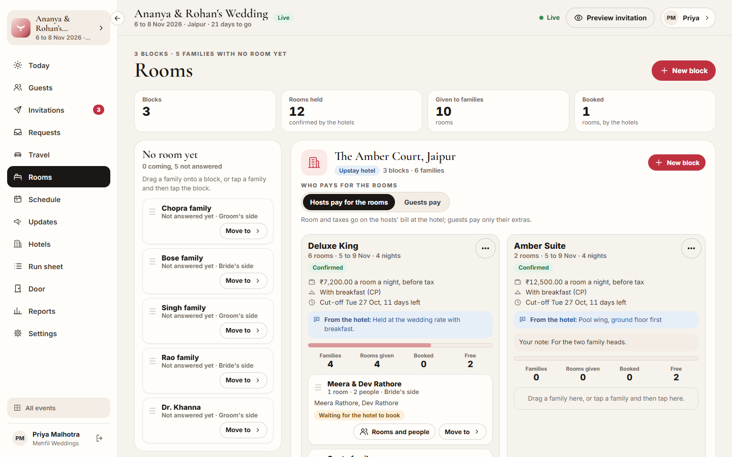 Screenshot: Rooms with families waiting on the left and the hotel's blocks on the right